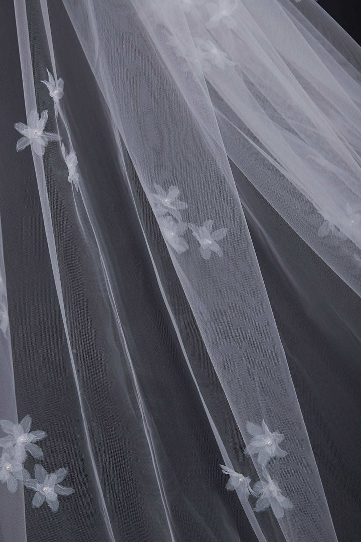 3d flower  details of the romantic and elegant long wedding veil with hand made 3D flowers